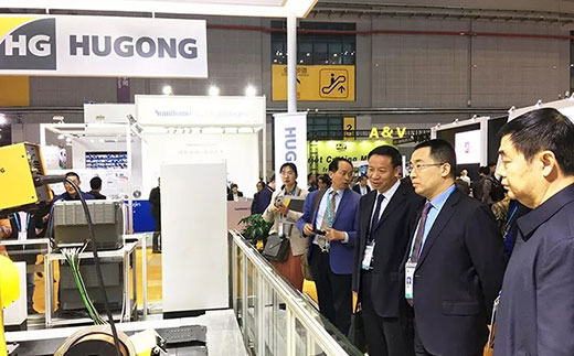 河南省鹤壁市市长莅临itb8888通博意大利CEA展位